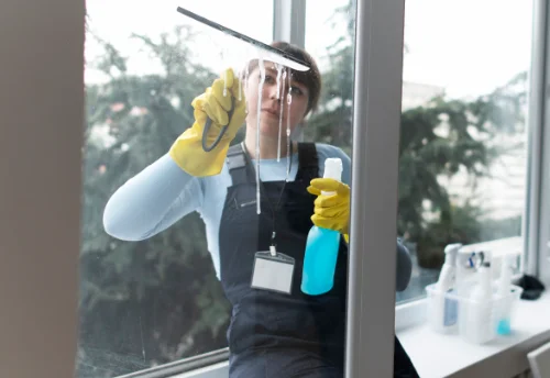 Nettoyage de vitres intérieures et extérieures à Val-Couesnon